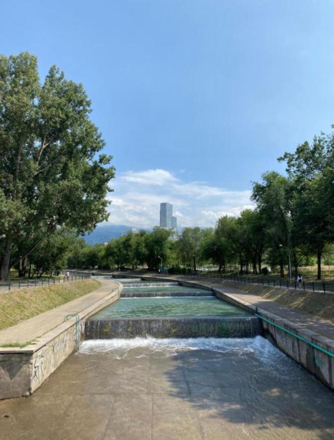 Отличная Квартира Со Всеми Удобствами. Almaty Exterior foto